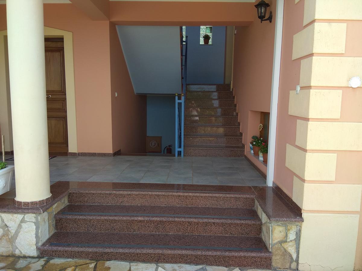 Victoria'S Apartments Dilináta Екстериор снимка