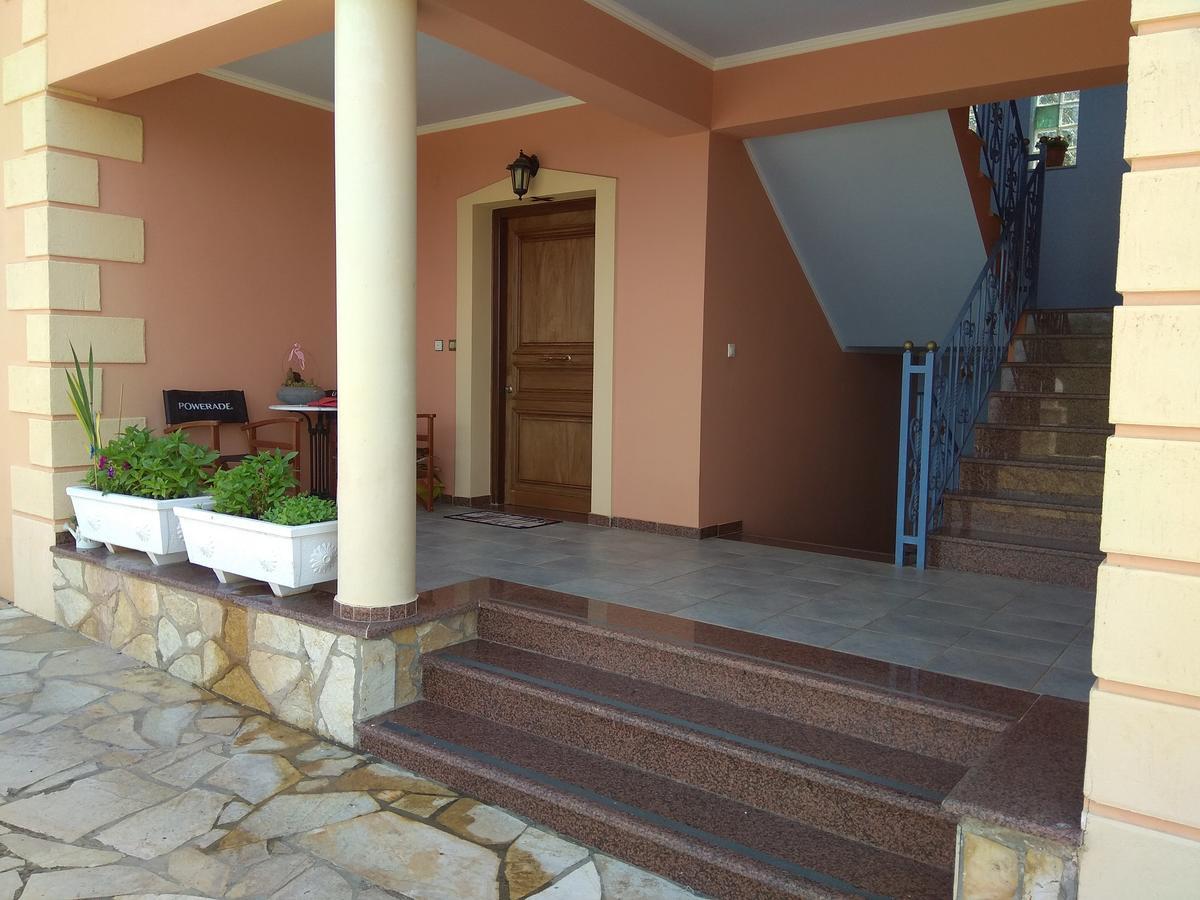 Victoria'S Apartments Dilináta Екстериор снимка